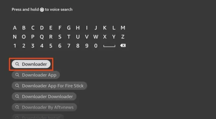 Wpisywanie "Downloader" w pasku wyszukiwania na Firestick podczas instalacji Smart IPTV.


