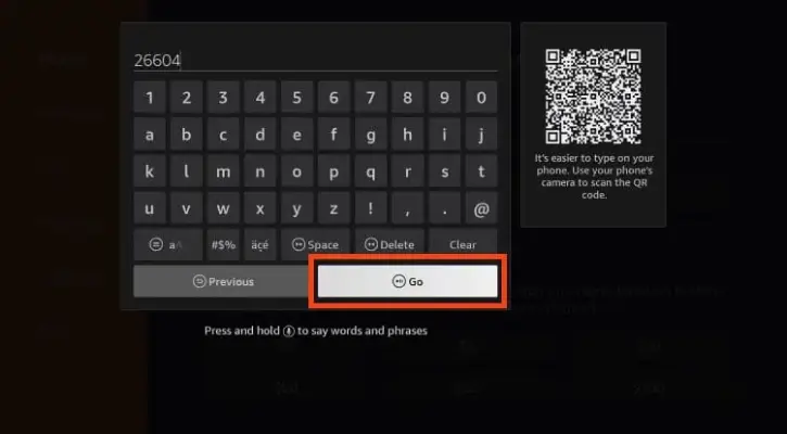 Wpisywanie kodu Downloadera 26604 w aplikacji Downloader na Firestick.

